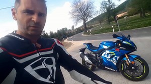 468K views · 8.2K reactions | Suzuki GSX-R 1000R (2020) - Nem zörög a haraszt, csak a blokk mellett valami A K5-K7 után a Suzuki mintha leszarná ezt a kategóriáját. Ami anno a zászlóshajó volt, most másodrangú. Persze erősödött, meg rápakolták a technikai újdonságokat, de olyan nagyon nem változott meg a gixer. De lehet, hogy ez a jó... Dodor Motoros Képzések - kanyarodás - vészfékezés - súlypont helyezés www.motorshow1.hu | Dodor | Facebook