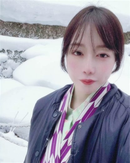 小湊優香🍠🍶こみなとゆうか on Instagram: "6年ぶりの銀山温泉♨️ CM撮影で来ています！今日は最終日！ 頑張るぞ〜\( ¨̮ )/ 夏に行ったことあるけど冬は初で ネットで見てた銀山温泉が目の前に広がってて 感動した〜🥹✨ 吹雪がすごくて写真撮ったら雪の粒が……！笑 オーブみたいになってる🤣🤣 #銀山温泉 #銀山荘 #銀山温泉街 #ginzanonsen #CM撮影 #広告モデル #広告撮影"