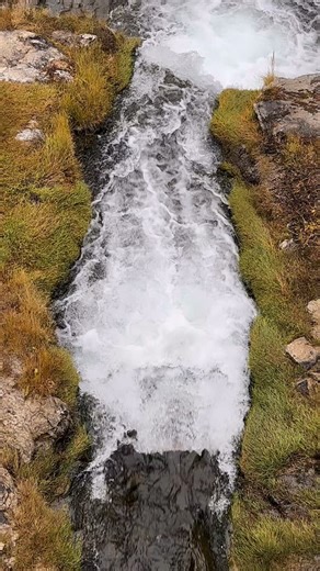 Paulina lake water flowing with ease into Paulina Creek, which then cascades over pyroclastic flow deposits (solidified hot ash/pumice) that originated from the highly explosive eruptive collapse of the Newberry volcano 🌋 🪨 ~75,000 years ago. - #NewberryVolcano #NewberryNationalVolcanicMonument #OregonVolcano #CentralOregon #VisitOregon #PacificNorthwest #PNW #VolcanoViews #NatureLovers #ExploreOregon #NatureTherapy #OptOutside | Matt Oliphant Photography