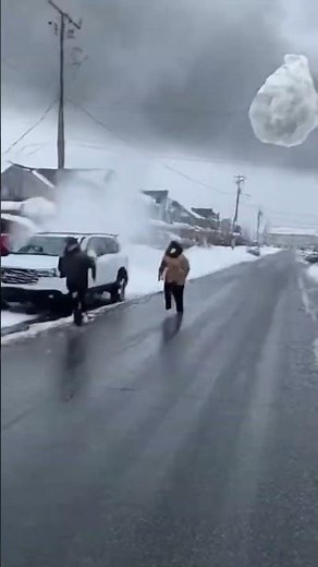 Massive Snowballs Slam Into U.S. Neighborhood | Unbelievable Winter Moment Caught on Camera