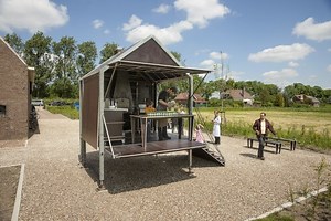 This mobile restaurant brings the table to the farm