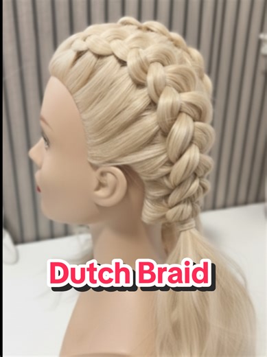 Vergiss den langweiligen Mittelscheitel, so wirken deine Zöpfe sofort trendiger. Statt einem normalen Mittelscheitel habe ich mich heute für einen Zickzack-Scheitel entschieden. Das gibt den Dutch Braids direkt einen viel cooleren und moderneren Look! Zusammen mit den versteckten Haargummis ist das die perfekte Frisur für alle, die es clean und trotzdem besonders lieben. Wollt ihr ein Video dazu sehen, wie ich den Scheitel ziehe und dann flechte? Schreibt „Video“ in die Kommentare! 👇 #dutchbrai