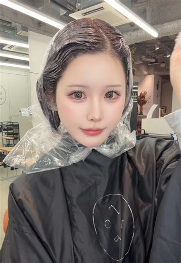 大きめカラコンと暗めヘアカラーのスタイル