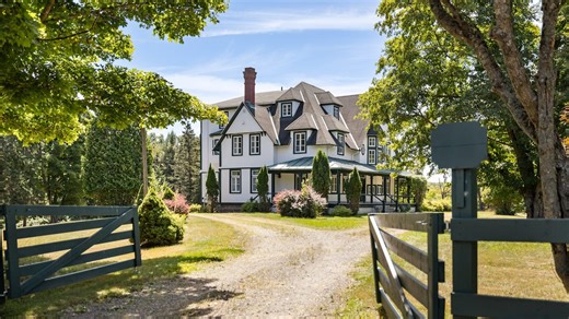 Ce manoir centenaire caché au Québec est digne d’un film d’époque, et il est à vendre