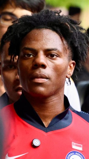 myspeedu on Instagram: "Blooprint enjoying some Rust Beta 😂. . . . . . .This video captures two young women engaging in a beauty routine while sitting on an airplane, seemingly unaware of the reaction of the passengers around them. The scene takes place inside an airplane cabin. Two women are seated next to each other in economy class. • The woman in the foreground begins by pulling out a sheet face mask and carefully applying it to her face. As she smooths it out, the sound of a train or ship