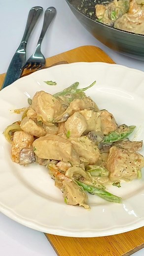 Pollo fricasé 🧡 Que delicia de receta, queda súper cremoso delicioso y lo mejor es que tú le puedes poner las verduras que más te gusten, o las que tengas en casa es una receta que puedes hacer en cualquier ocasión y te va a dejar como todo un chef así que anímate a prepararla !!! Si te gustan mis recetas te invito a darle ♥️ y seguirme en redes sociales !!! Ingredientes:1 kg de pechuga de pollo100 gr de champiñones en laminas1/2 pimentón en juliana1 cebolla cabezona en juliana3 habichuelas gra