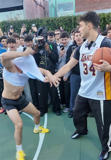 Intense 1v1 Basketball Match for a Diamond Chain💎🏀