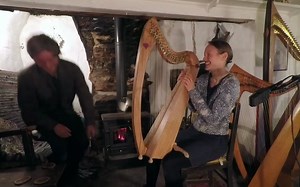 爱心harp做完后的家庭时间，行云流水般的竖琴演奏，忍不住想再给你推荐一次。