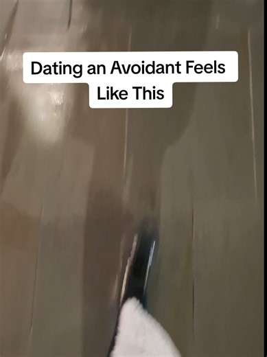Dating an avoidant feels like it’s going somewhere until it suddenly isn’t. If you’ve been in an avoidant attachment dynamic or with an emotionally unavailable man who pulled away without warning, this will make sense. I talk about what that pattern does to women and how to return to yourself after destabilising relationships.