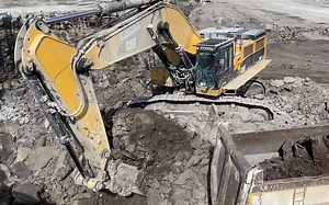 【Mega Machines Channel】卡特彼勒Caterpillar 390D挖掘机装车