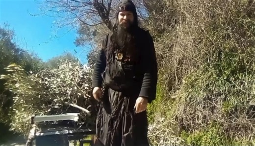 Δηλώσεις του πάτερ Κλεομένη πριν από λίγο για τους Έλληνες ταξιδιώτες στο Ντουμπάϊ | Palavos