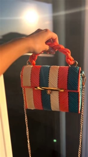 Bolsos con mallas | Canva plastic | 🌈 La versatilidad de los bolsos con mallas es prácticamente ilimitada porque esta técnica te permite adaptar cada diseño a tu gusto, estilo... | Instagram