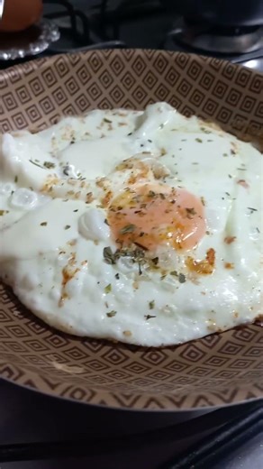 Três claras e um ovo inteiro para começar bem o dia! Se você nunca fez assim, experimente vai amar!