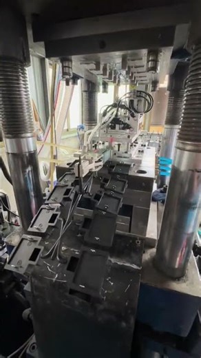Automatic Embedding Injection Molding