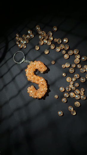 Couleur, lettre et forme au choix disponible sur commande. #porteclef #accessories #handmade #PERL #jeveuxpasserdanstespourtoi