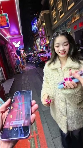 Everyone wants to hold my hand. What should I do #Street photography#Stranger pick-up#Hand