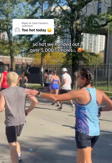 Replying to @Cave Canem A hot day for the Chicago Marathoners 🥵 #chicagomarathon #marathon #Running #saltstick