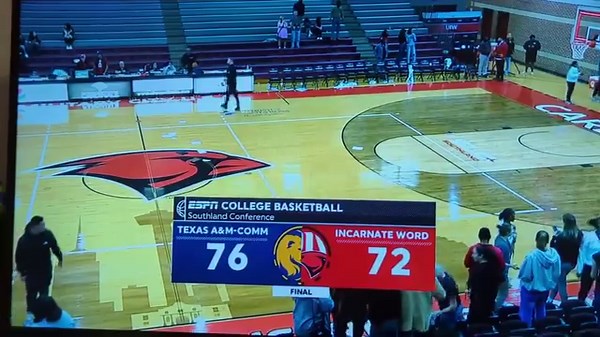 A WILD brawl just broke out tonight between these two #collegebasketball teams! 🥊 🎥 : ESPN | CBS Sports College Basketball