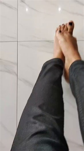 MIRIAM is MOTIVATED! She couldn't wait for a moment at work to show of her NEW Bold Dark Colored TOES! #toes #prettytoes #soles #worksheet