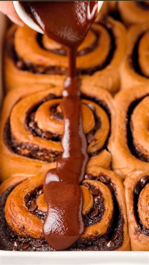 Il Cucchiaio d'Argento on Instagram: "Immagini poco adatte a un pubblico sensibile 🤭 Cinnamon rolls al cioccolato 🍫 soffici, con un ripieno goloso e poi quella colata di cioccolato... Pura goduria! Gustateli ancora caldi, difficilmente avanzeranno😏 👉 Salvate la ricetta e provateli anche voi. Li farete? Fatecelo sapere nei commenti 💭 Ingredienti per circa 8-10 rolls Per l’impasto al cacao: 250 g di farina 00 250 g di farina manitoba 40 g di zucchero 10 g di cacao amaro 10 g di lievito di bir
