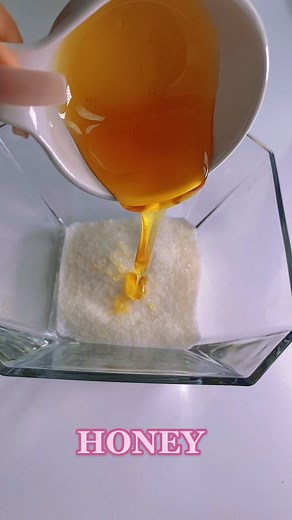 DIY BODY SCRUB using household ingredients. Leaves your skin feeling super soft. #bodyscrub #DIY