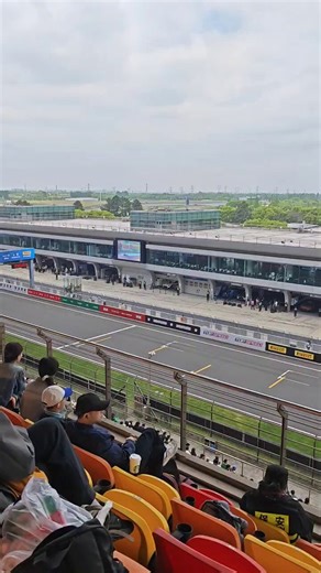 今GTCのレース時間。私の席からはこんな感じ。18PIT見える！前にHHやUNDEFEATEDの看板見える！レースの音がすごくて、イヤホン持ってきて良かった！今日現場MC今はいる。座席はほぼ満員！男性観客多い！ #85RACING #ワン・イーボー