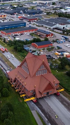 Architectural wonder on Instagram: "Moving the impossible! 🏠🚚 Watch as an entire house hits the road to its new home. Pure engineering magic! #HouseMoving #BigRelocation #OnTheMove" Video by @e.wernerlich"