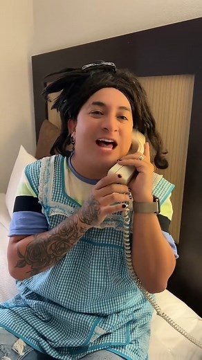 Mario Aguilar | Cuando tu mamá a fuerza quiere que saludes a alguien. 😂 @scarcuchi_ #marioaguilar #comedia | Instagram