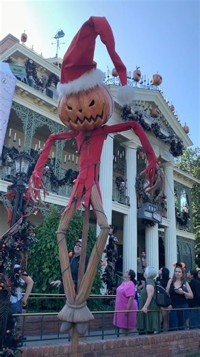 The 25th year of the Haunted Mansion Holiday overlay in Disneyland #disneyland #hauntedmansion