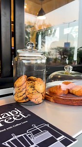 24K views · 204 reactions | New Coffee Spot at Queen's Walkway | Kaapi Street Kaapi Street is a cute little coffee shop that's newly opened at the beginning of Chathiyath Walk-way ( Queen's walk way ) from 4PM to 2AM  A great spot to hangout and enjoy that Kochi Vibe #coffeespot #kaapistreet #queenswalkway | Eat Kochi Eat | Facebook