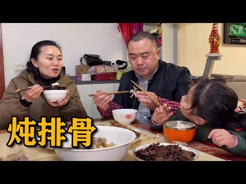 Fat brother wants to eat meat, bacon and ribs are ready