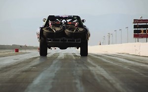 Ford Mustang Boss 302 vs. Baja Trophy Truck: Which is Faster Down Drag Strip?