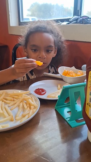 This kid only has 5 things shes willing to eat.. then all of a sudden... ketchup on oranges 😂😂😂 | Echo Thon