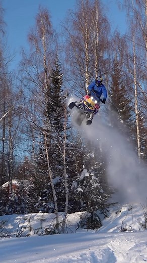 @andreas_bergmark Always trying to keep it stylish 🥓. 📸 @olaahlqvist87 @lynx_snowmobiles | Snowmobile Fails