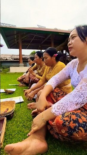 Ngaturan Kidung ring persembahyangan Purnama #adatbali #hindubali #hindumantra