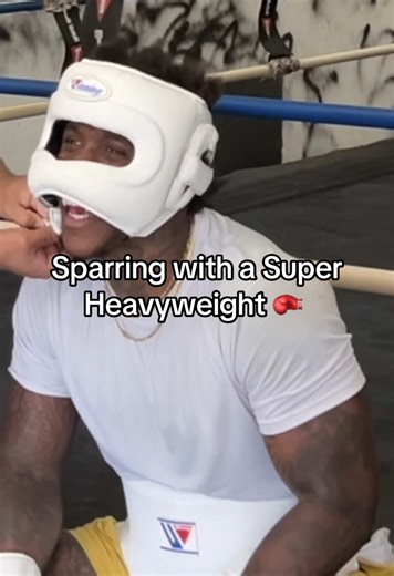 Dominic Barry (@cantstopdom9) - Sparring with a super heavy weight #sparring #boxingtraining #fight #mma #boxing🥊