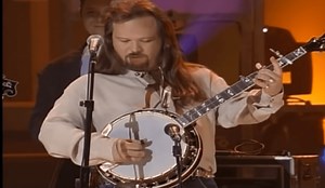 Watch Travis Tritt Shred On The Banjo During Bluegrass Concert From 2002
