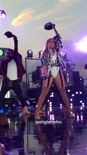 This is a Pop Star, this is a performer, a singer, dancer, mom, wife and a bussines woman!!! Shes from the block @JLO 2017 #jlo #jenniferlopez #performance #concert #thisismenow #jennyfromtheblock #newyork #thebronx #timntour #timn