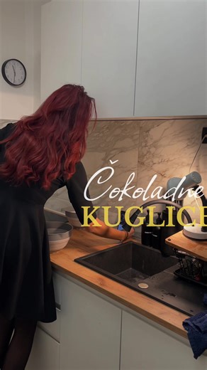 👇🍫Sastojci: \t•\t250 g mljevenog keksa \t•\t6–7 žlica šećera u prahu \t•\t6–7 žlica kakaa u prahu (ili čokolade u prahu) \t•\t6–7 žlica hladnog mlijeka \t•\t165–190 g margarina (omekšalog) \t•\tPo želji: malo ruma, vanilin šećer 🏁Priprema: \t1.\tU zdjeli pomiješaj mljeveni keks, šećer u prahu i kakao. \t2.\tDodaj hladno mlijeko i po želji rum ili vaniliju. \t3.\tUmiješaj omekšali margarin i dobro sjedini rukama ili žlicom dok ne dobiješ glatku, podatnu smjesu. \t4.\tAko je smjesa presuha, dod