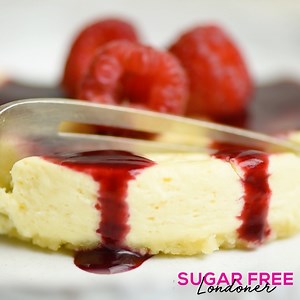 This creamy keto mug cheesecake cooks in the microwave for just over 1 minute! | Sugar Free Londoner - Low Carb Recipes
