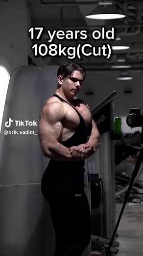 Biggest teenager from russia?💪🏻 Only 17 years old!☝🏼️ #bodybuilding #posing #cut Viel Spaß an alle die bei der GNBF in der junioren klasse starten...