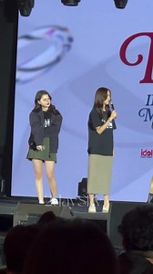 saro needs to fix her earphone, bec has no idea what she’s up to (the interpreter didn’t tell her), so she asked saro ไปไหน (where are you going) SAROCHA REBECCA IN MACAU #FreenBeckyRealBondFanmeet #ฟรีนเบค #FreenBecky #srchafreen #beckysangels | Adi