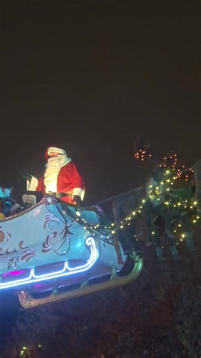 Der Weihnachtsmann fliegt über die Berliner Weihnachtszeit, über den Weihnachtsnarkt vor dem Roten Rathaus in Berlin. Täglich 16:30 dann 18:30 und 20:30 Uhr fliegt Santa Claus mit dem Renntierschlitten über den Weihnachtsmarkt. #berlinerweihnachtszeit #santaclaus #weihnachtsmann #renntierschlitten #christmas2025🎅🎄🎄 | Berliner Weihnachtszeit
