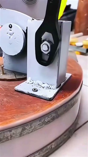 Using a universal bolt lock for secure and reliable fastening