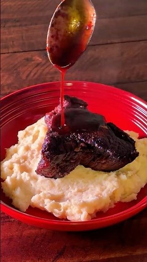 CUPIM BRASEADO NO FORNO COM PURÊ DE BATATAS E MOLHO DE VINHO