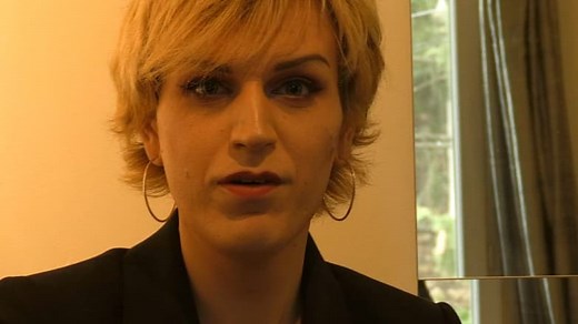 "Un acte de sauvagerie": trois jours après son agression transphobe à Paris, Julia témoigne