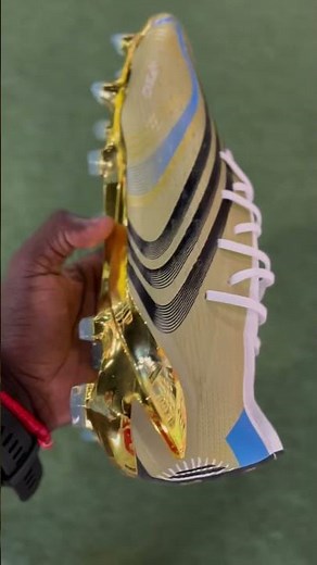ME HOLDING ADIDAS X SPEEDPORTAL LEYENDA MESSI WORLD CUP