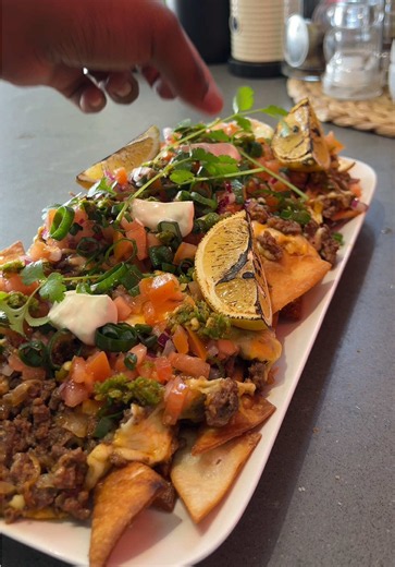 Othandweni! This is a banger just like these Chilli Boerewors Nachos 😍🤤, Deep fried tortillas wraps seasoned with all gold seasoning, with a mix of Boerewors and mince filling with melted cheese. Topped off with tomato salsa, sour cream, home made chillies and coriander. Let me know in the comments if you want the full recipe 😄 I was experimenting with here🤣 #fyp #sama28 #nachos #mealsbybiggie #skilletnachos