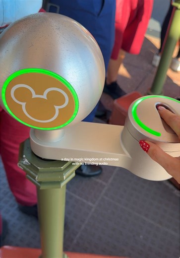 literally the best place in the world!!! 🤭🎄🐭🍪🎡 #waltdisneyworld #disney #disneyadult #disneyland #christmasatdisney