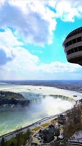 Les chutes du Niagara sont l'une des merveilles naturelles les plus incroyables au monde!  Des millions de litres d'eau tombent chaque seconde, c'est un spectacle à couper le souffle. Si vous n'avez jamais eu la chance de voir les chutes, ajoutez notre forfait Toronto & Niagara Falls à votre liste de voyages.  bit.ly/TORONT-NIAGARA  epictoronto | Jaimontour.com | Facebook